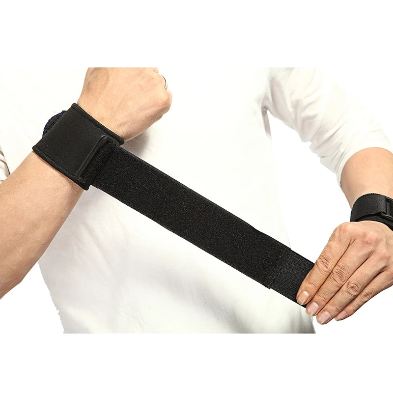 Adjustable soft wristbands provide excellent wrist support during gym sports. these wristbands ensure maximum comfort and breathability