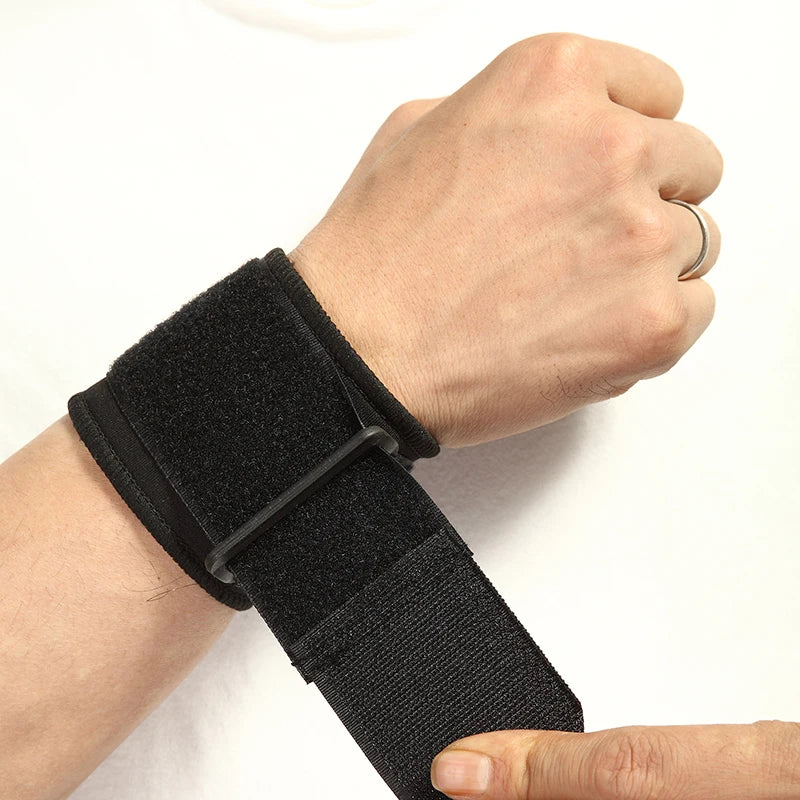 Adjustable soft wristbands provide excellent wrist support during gym sports. these wristbands ensure maximum comfort and breathability